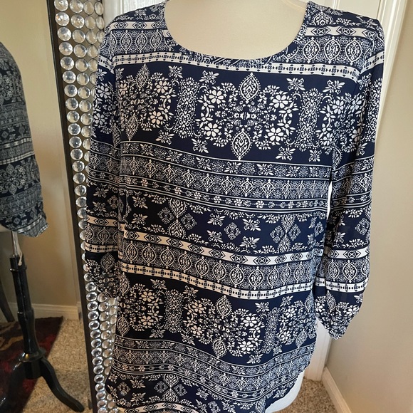 Blue and white blouse - Picture 5 of 6